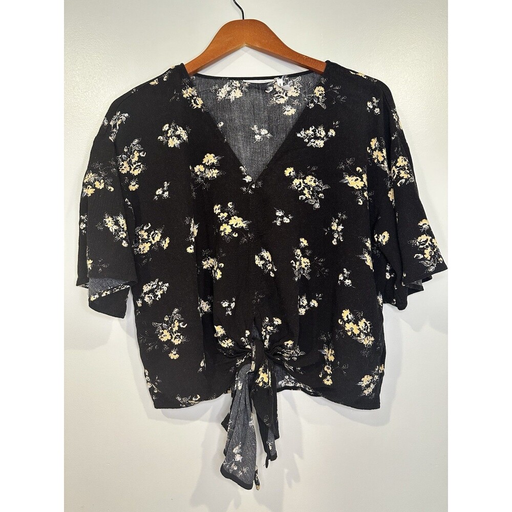 LUQ black floral slightly cropped tie front‎ blouse  sleeves Size Large